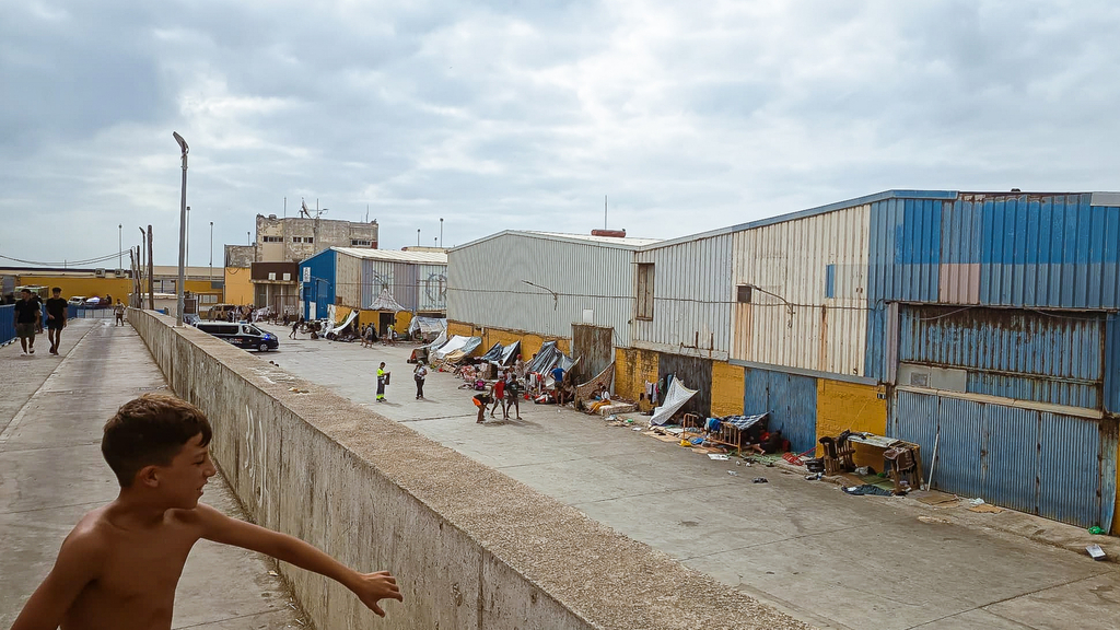 Ceuta: dopo l'esodo di massa di luglio, migliaia di migranti vivono ancora per le strade. Una delegazione di Sant'Egidio ha visitato la citt&agrave; per portare vicinanza e ascoltare le loro storie